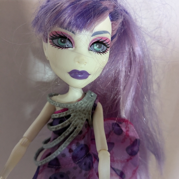 Monster High Spectra Vondergeist Doll Dot Dead Gorgeous Clothes Accessories - Picture 3 of 7